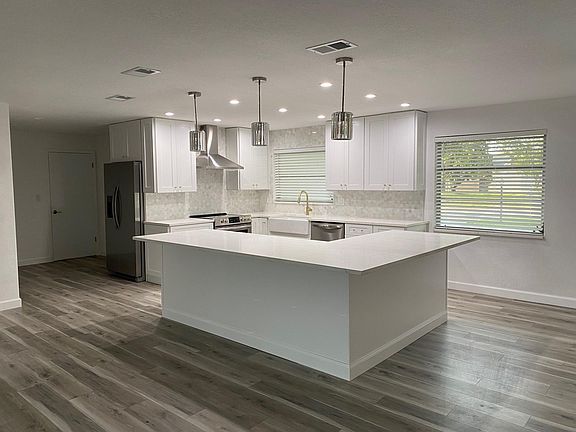4th image of 1028 42nd Ave NE