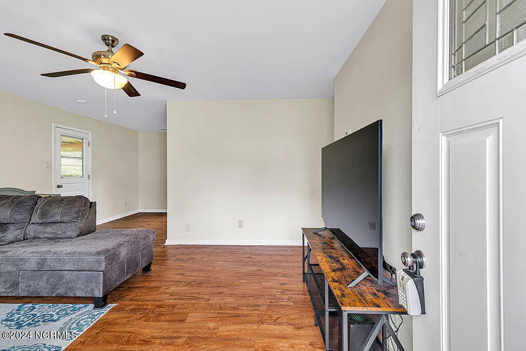 3 bed, 2.0 bath, 1010 sqft, $1,550 — Photo 2