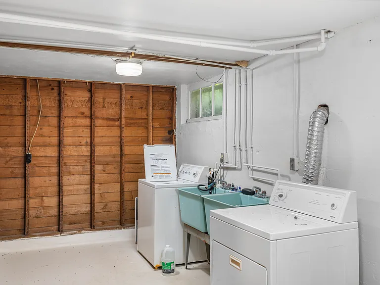 526 Reeves Dr — Photo 17