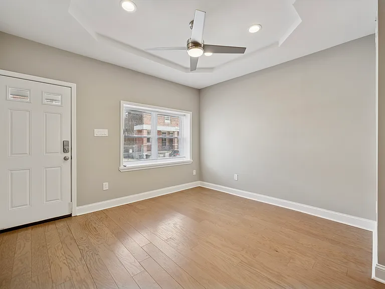 2354 Duncan St — Photo 2
