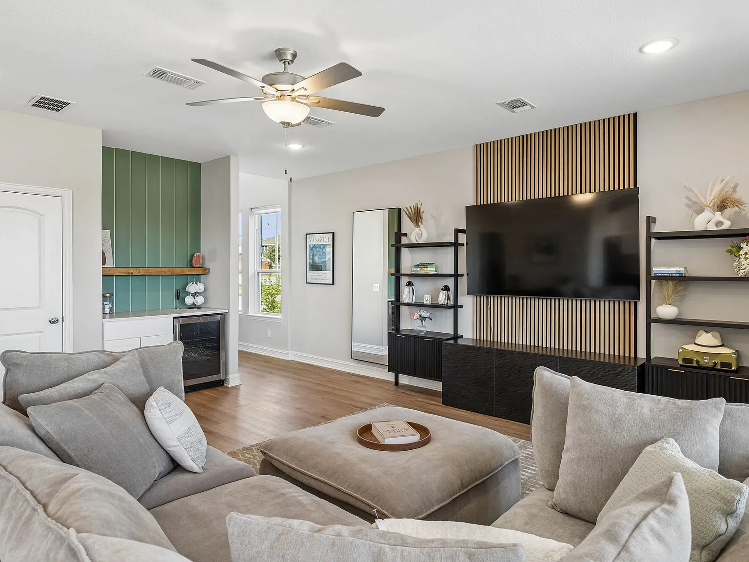 3 bed, 2.5 bath, 2179 sqft, $8,100 — Photo 4