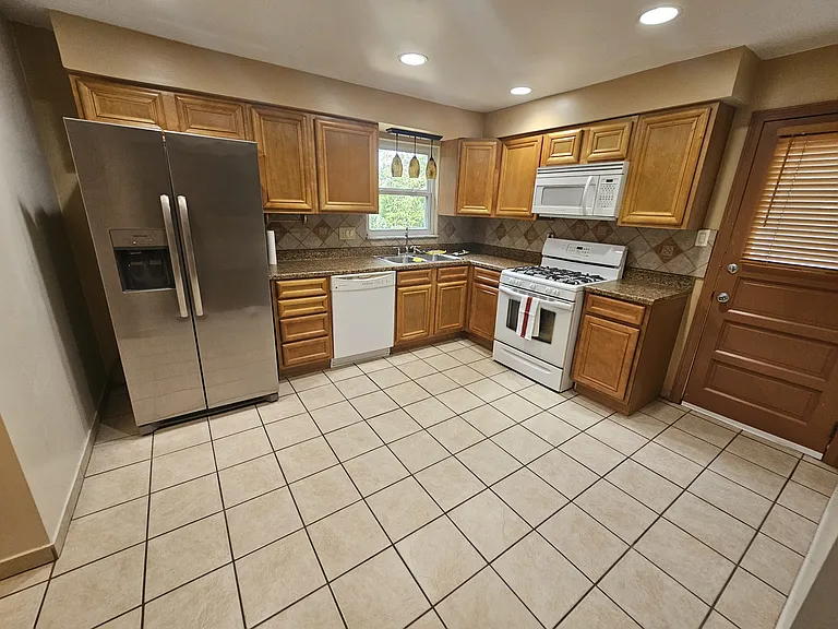 4111 Stanley St — Photo 2