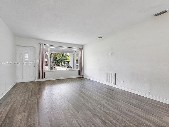 5th image of 216 NE 17th Ave