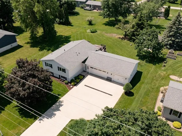 355 S Mentzer Rd, Robins, IA 52328
