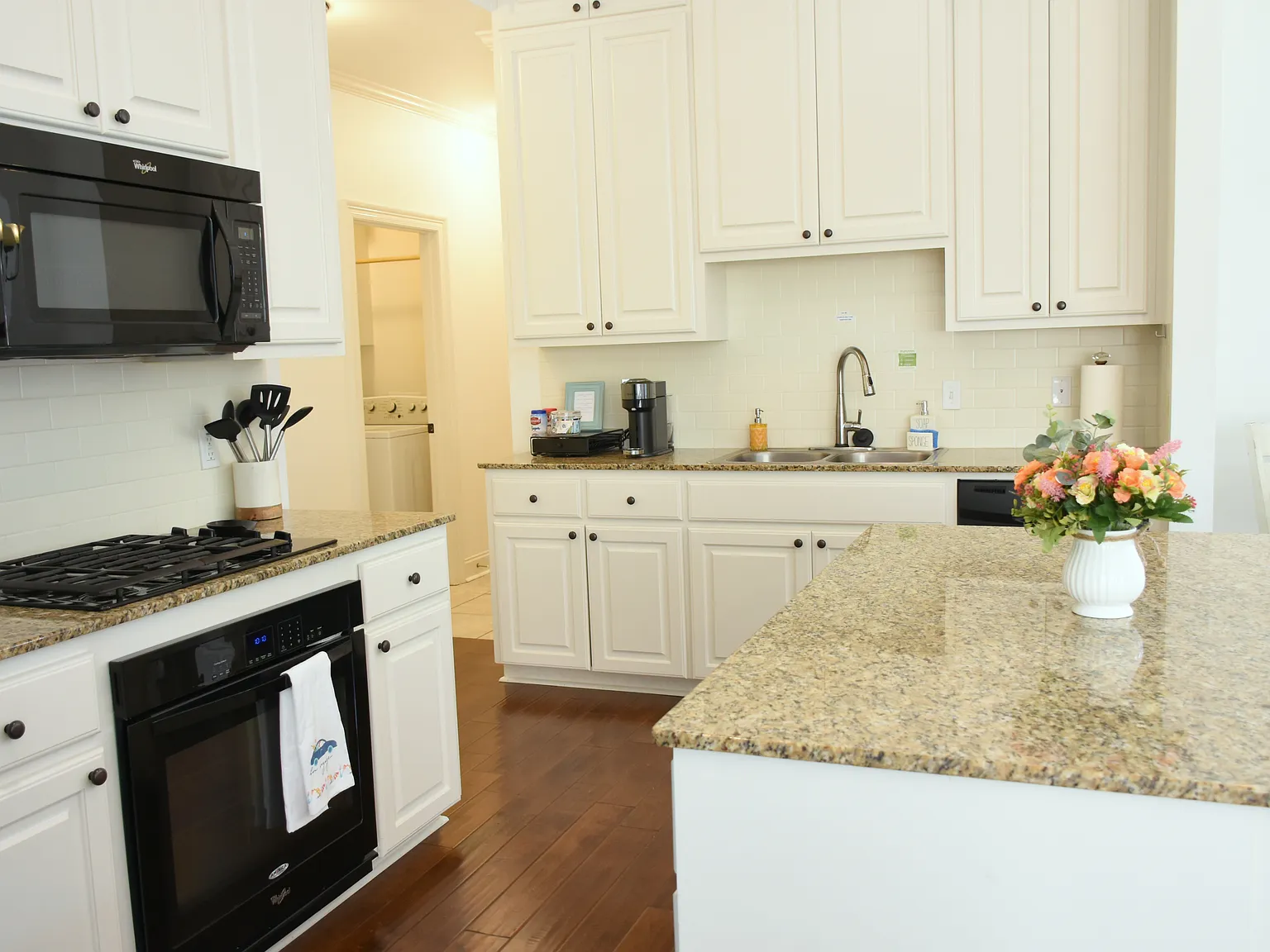 4 bed, $3,000 — Photo 1