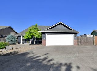 953 S 9th St, Harrisburg, OR 97446