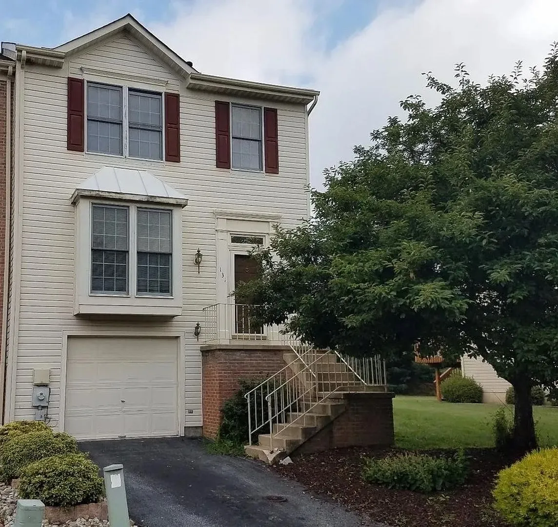 3 Bedroom 1 1/2 Bath Townhouse — Photo 1