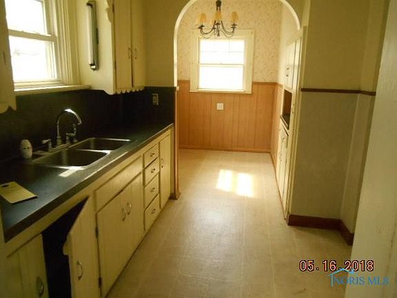 5th image of 211 W Gramercy Ave