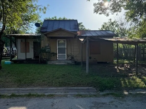 116 Charles St, Cuero, TX 77954