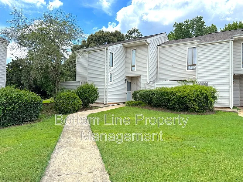2 bed, 2.5 bath, 1410 sqft, $1,600 — Photo 1