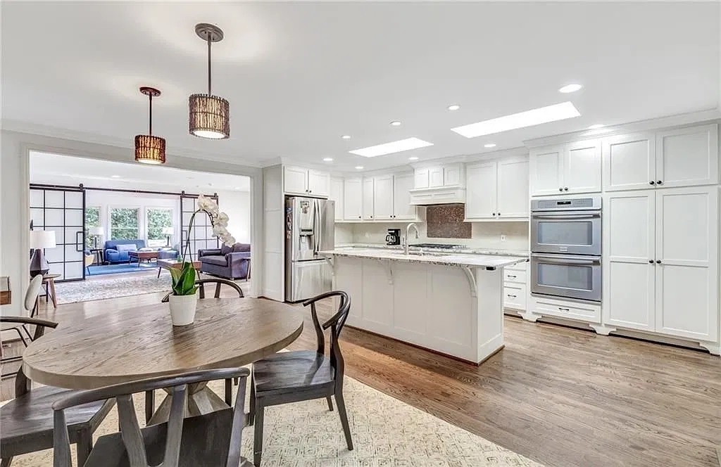 3 bed, 2.0 bath, 2352 sqft, $5,600 — Photo 1
