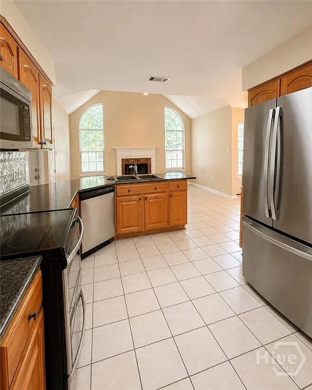 4 bed, 2.0 bath, 2269 sqft, $2,600 — Photo 4