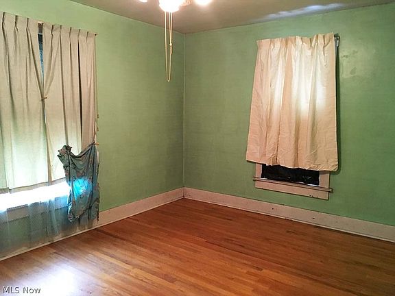 3rd image of 27 W Mapledale Ave