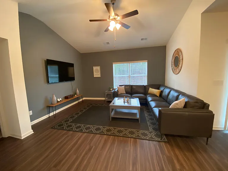 4022 Waterford Pkwy — Photo 2