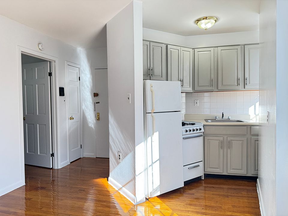 2nd image of 1 Charles St APT 11