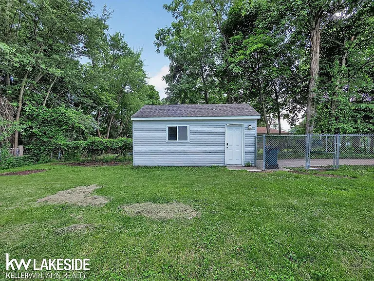 388 E South Blvd — Photo 10