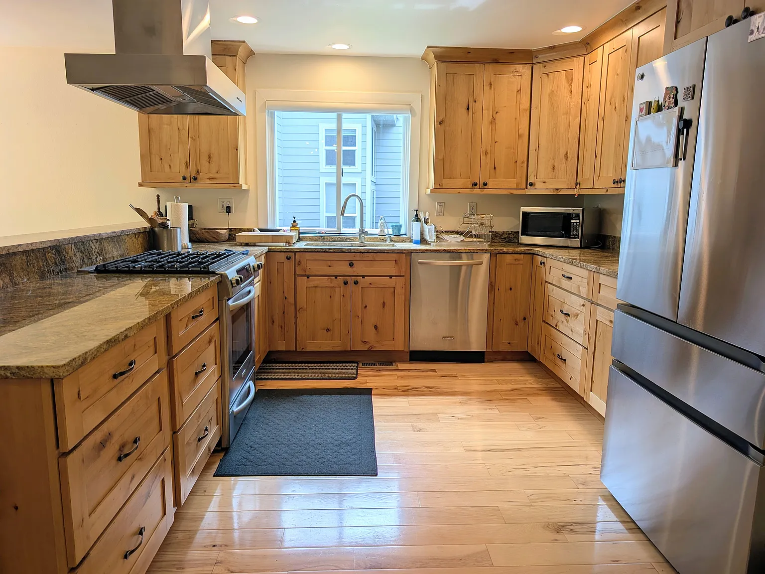 4 bed, 2436 sqft, $6,000 — Photo 4