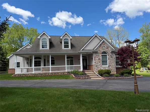 1143 Brewster Rd, Rochester Hills, MI 48306