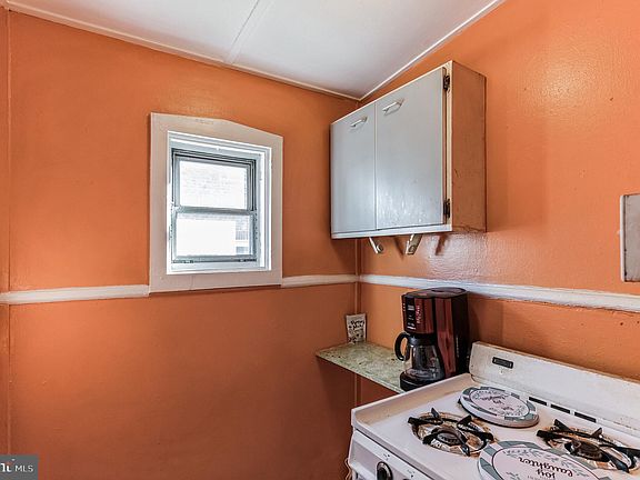 3rd image of 5921 N Mascher St