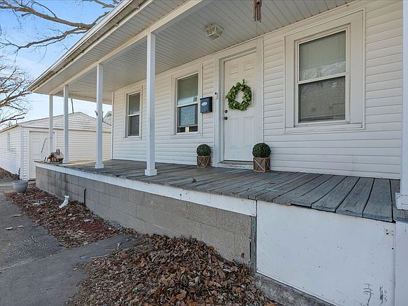 3rd image of 205 E Oak St