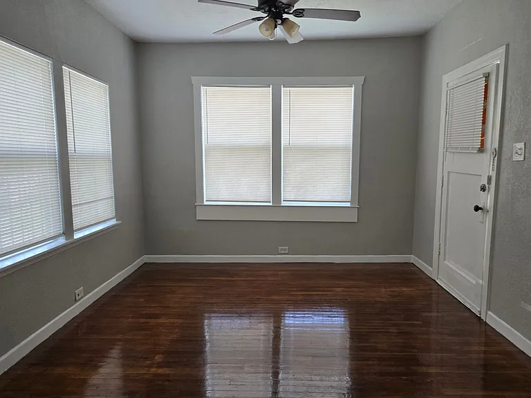 2236 N Interstate Highway 35 — Photo 2