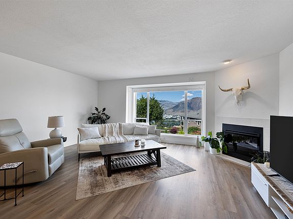 4th image of 255 Pemberton Ter #24