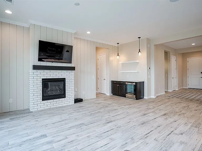 6881 Claret Dr — Photo 5