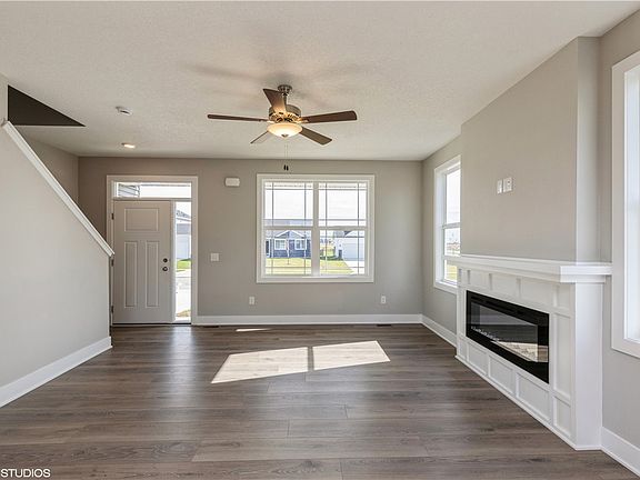 3rd image of 306 NE Country Meadow Dr