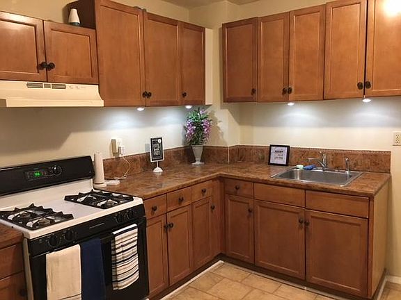 Clean, beautiful, big kitchen