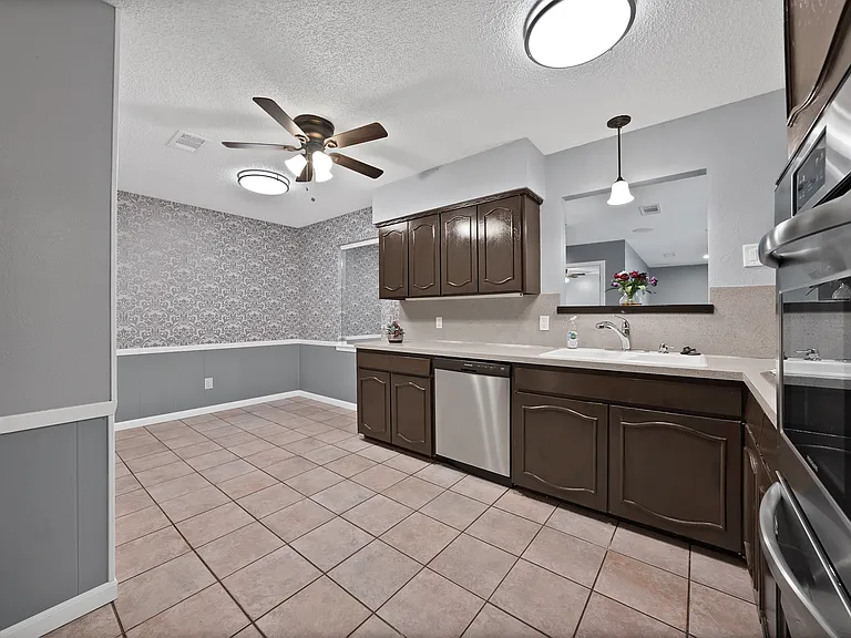 1103 Wildwood Dr — Photo 12