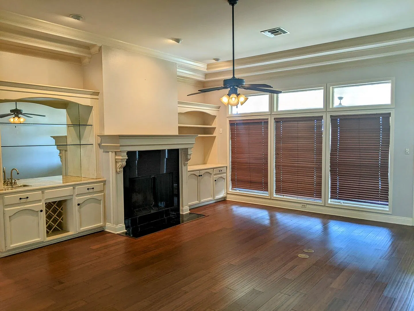 Spacious and Stunning 4/2 Home — Photo 2