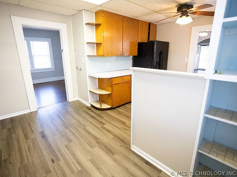 1147 S Florence Ave — Photo 32