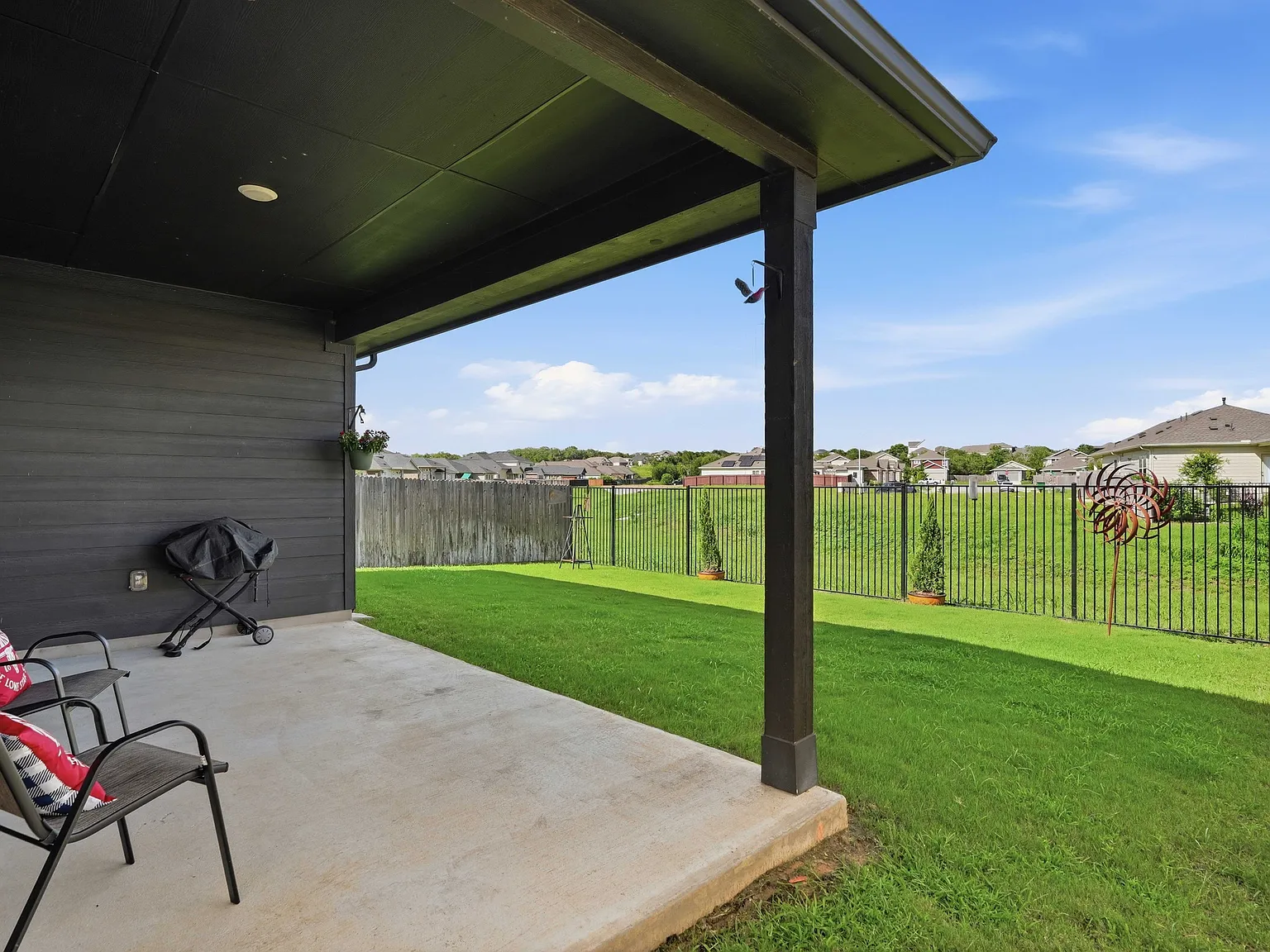 3 bed, 1850 sqft, $2,500 — Photo 2