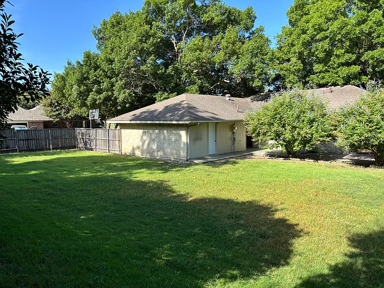 Large Backyard w shade and plenty of room to play
