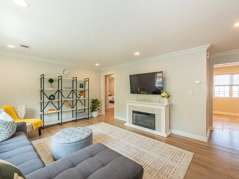 67-75 New England Ave #73G — Photo 4