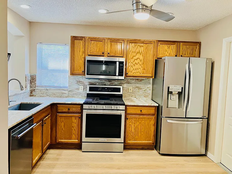 889 Lexington Ln — Photo 25
