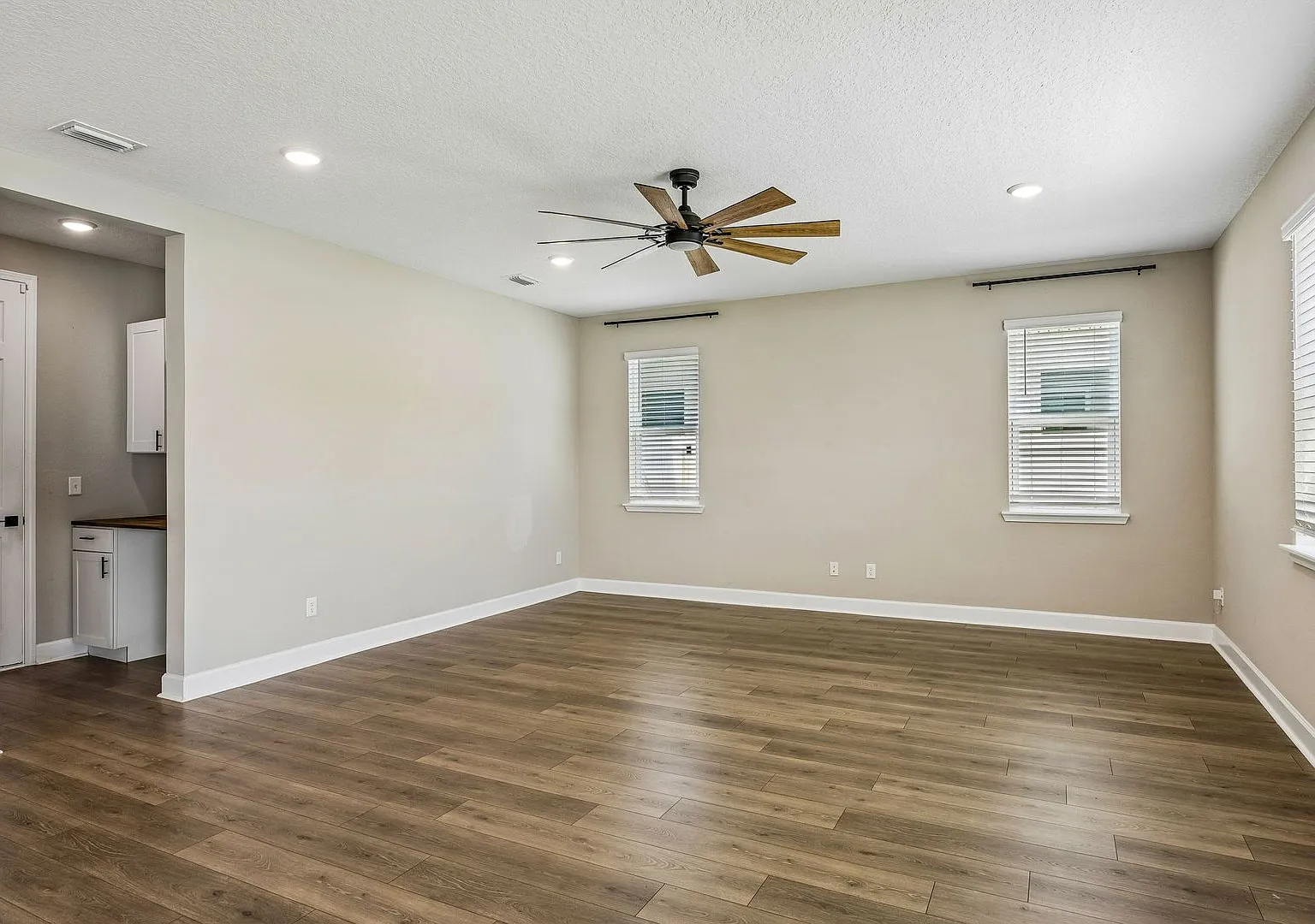 Immaculate 4 bedroom, 2.5 bathroom home with a dedicated office, spacious loft, and 2,648 square ... — Photo 4