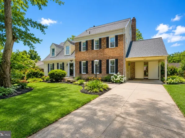704 Fordham St, Rockville, MD 20850