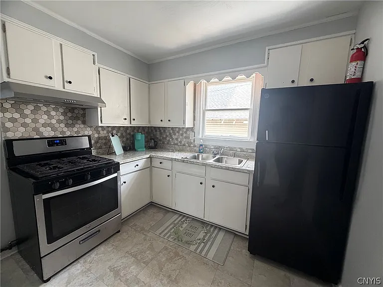 1628 Steuben St — Photo 5
