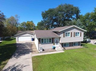 1929 Carriage Hill Dr, Waterloo, IA 50701