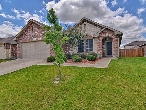3rd image of 818 Bastrop Dr