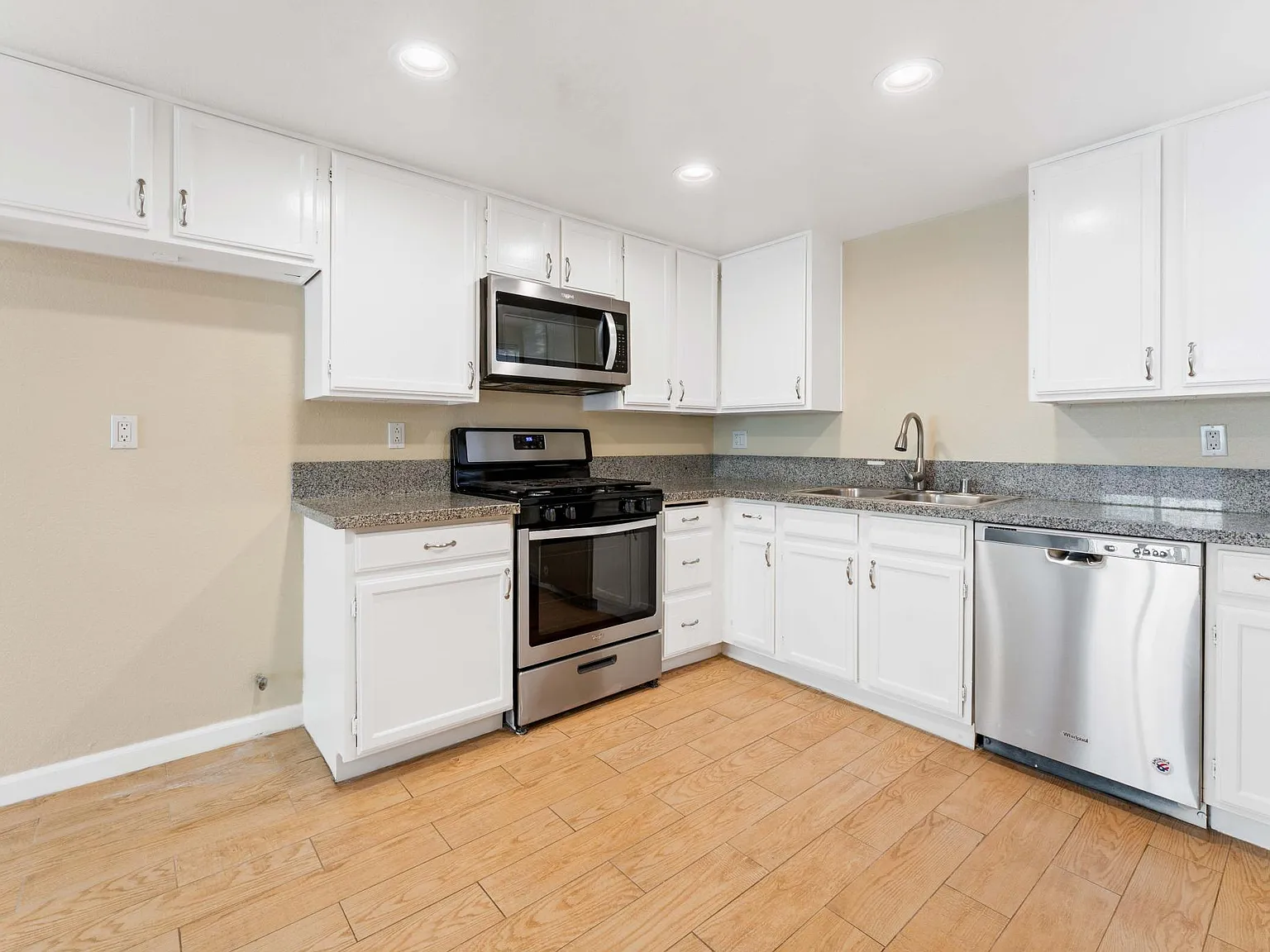 2 bed, 1.5 bath, 1000 sqft, $2,000 — Photo 3
