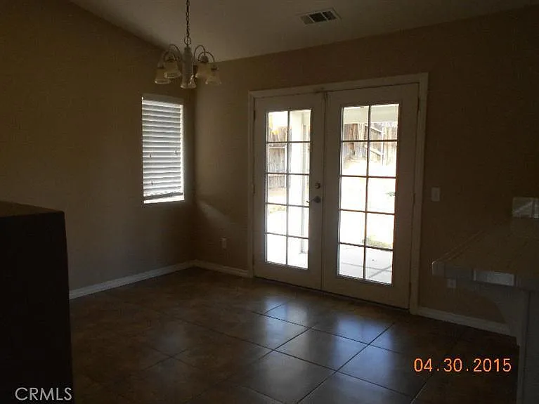 3 bed, 1279 sqft, $2,400 — Photo 2