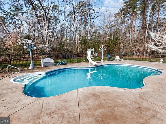 5th image of 7621 River Rd