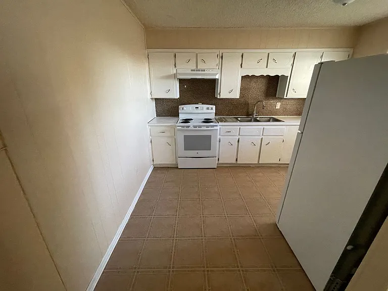 425 W Ave C — Photo 5