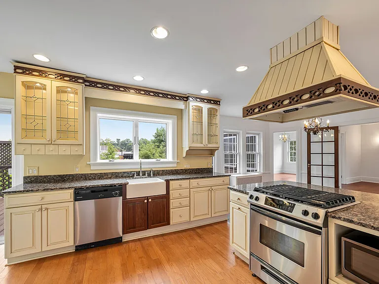 Large Eat-In Kitchen