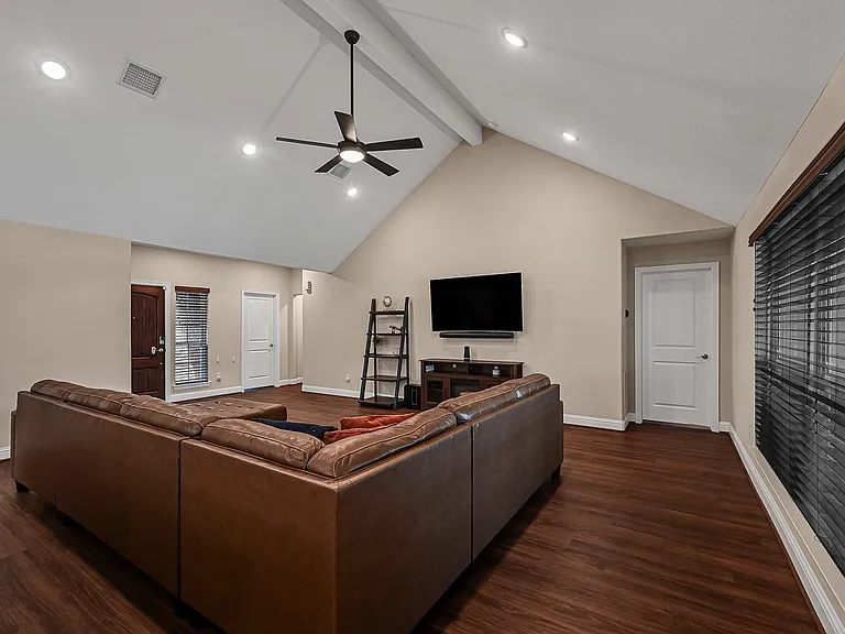 1035 E Hampton Dr — Photo 4