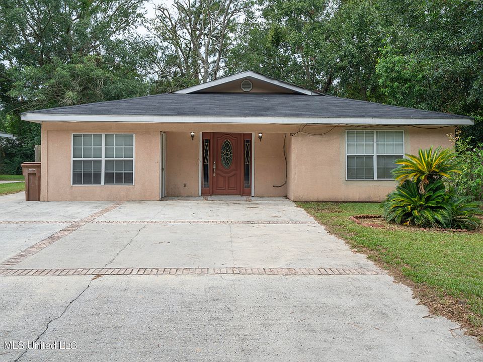 1st image of 215 McCaughan Ave