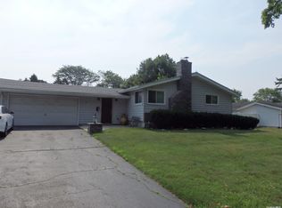 18 Lauren Ave, Dix Hills, NY 11746