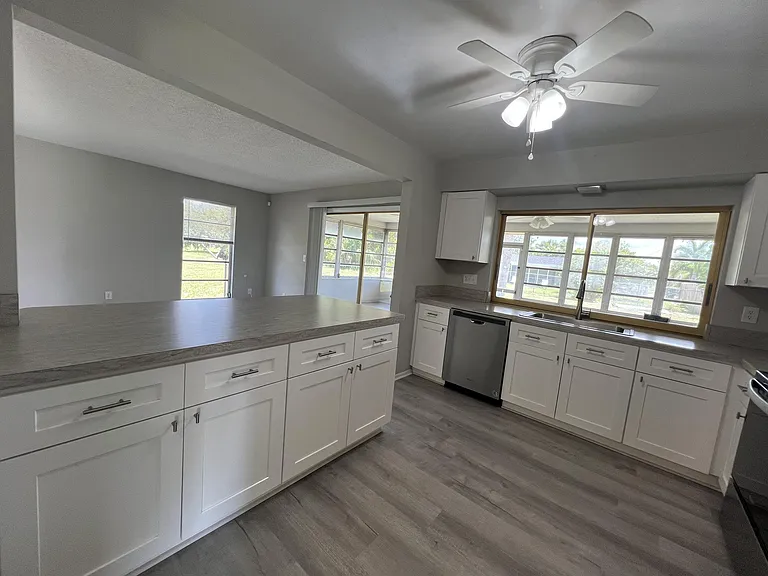 1920 W Lakeview Blvd #1 — Photo 7